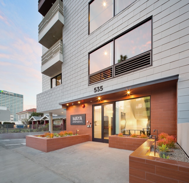 Maya Apartments in Los Angeles, CA - Foto de edificio - Building Photo