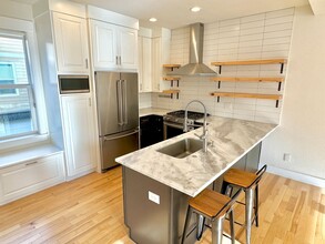 8808 N Edison St-Unit -Unit A (UPR) in Portland, OR - Building Photo - Building Photo