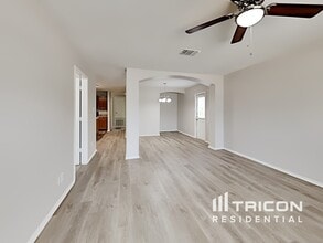 10607 Shaencrest in San Antonio, TX - Foto de edificio - Building Photo