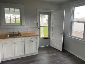 36 Lincoln Ave, Unit Apartment #1 in Irwin, PA - Foto de edificio - Building Photo