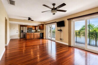 8804 Bay Pointe Dr in Tampa, FL - Building Photo - Building Photo