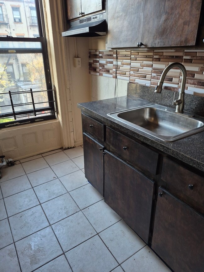 179 Hart St, Unit 2 bedroom in Brooklyn, NY - Foto de edificio - Building Photo