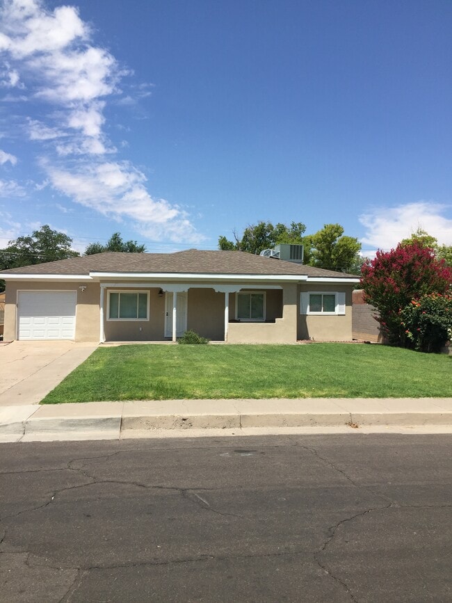 property at 709 Palomas Dr NE