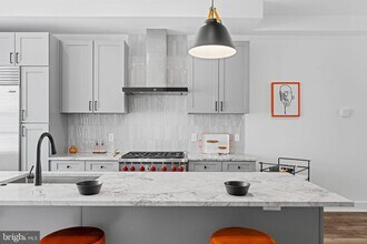 742 S Broad St in Philadelphia, PA - Building Photo - Building Photo