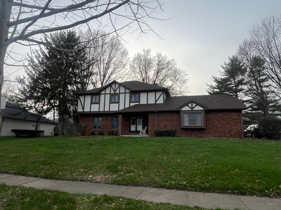 3768 E Carmel Dr in Carmel, IN - Building Photo