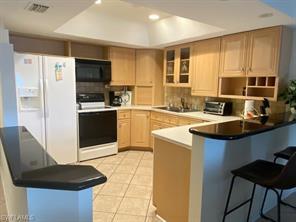 1320 Blue Point Ave-Unit -10 in Naples, FL - Foto de edificio - Building Photo