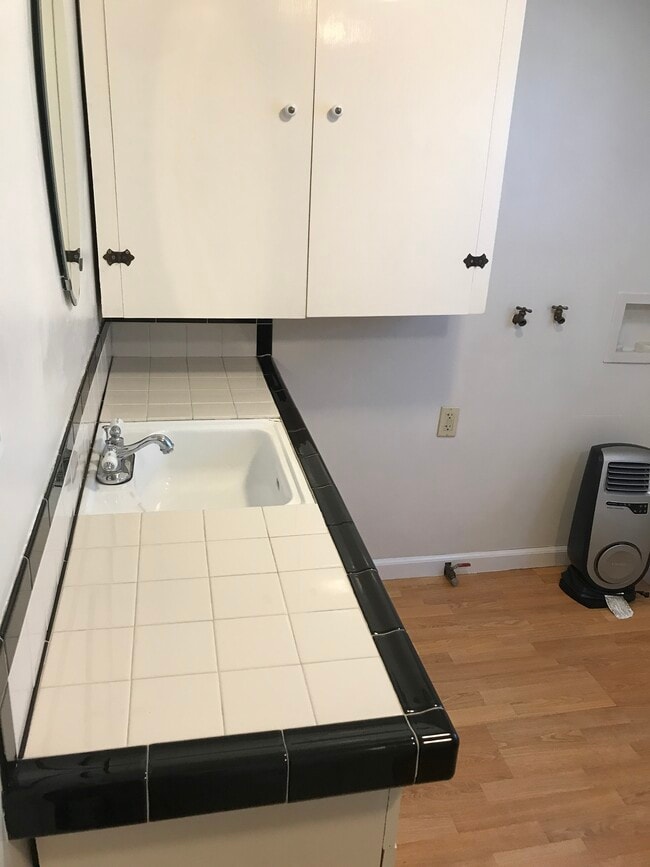 6212 Camellia Ave, Unit Studio Cottage in North Hollywood, CA - Building Photo - Building Photo