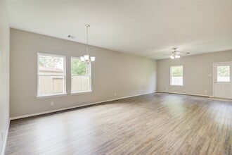 6026 Burnet Bend Ave in Crosby, TX - Foto de edificio - Building Photo