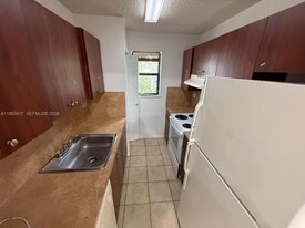 6975 NW 179th St in Hialeah, FL - Building Photo