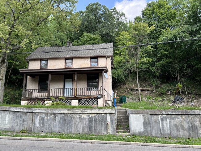 2082 Baltimore Ave in Cincinnati, OH - Building Photo - Building Photo