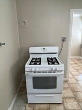 228 E 17th St in Pittsburg, CA - Foto de edificio - Building Photo