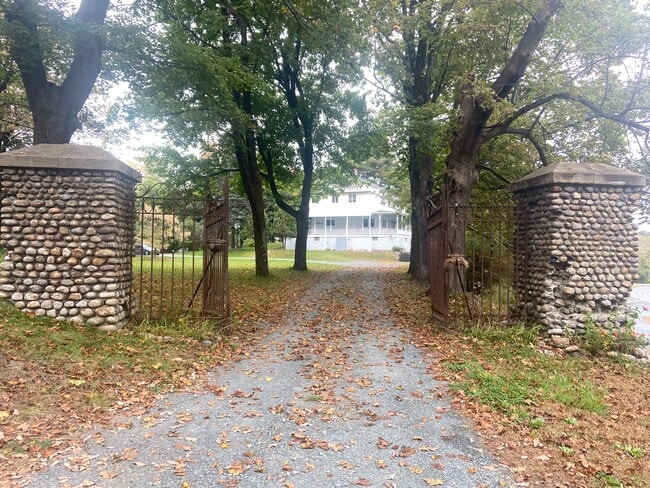 10 Seneca Rd, Unit Three in West Sand Lake, NY - Building Photo - Building Photo