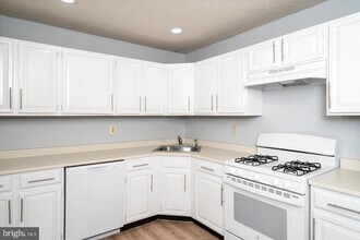 110 Versailles Ct in Hamilton Township, NJ - Building Photo - Building Photo