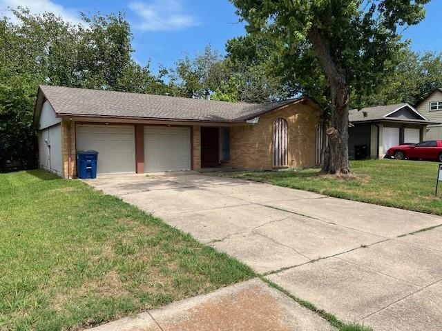 806 Phillips Dr in Ennis, TX - Building Photo