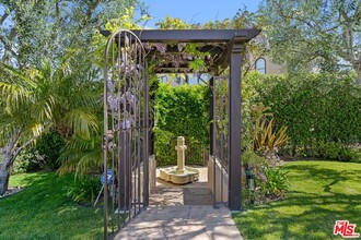 300 N Dianthus St in Manhattan Beach, CA - Building Photo - Building Photo