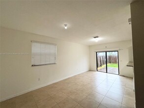 8855 NW 102nd Pl in Doral, FL - Foto de edificio - Building Photo