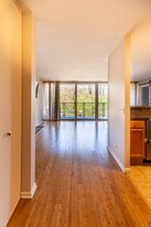 5950 Oakwood Dr, Unit 2F in Lisle, IL - Building Photo