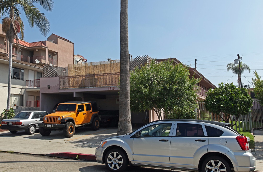 1516 Corinth Ave in Los Angeles, CA - Building Photo