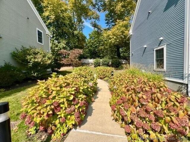 66 Stoneridge Cir in Stamford, CT - Foto de edificio - Building Photo