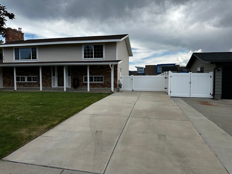 1102 E Sleepy Hollow Ln in Sandy, UT - Building Photo
