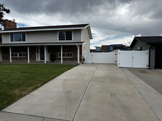 property at 1102 E Sleepy Hollow Ln