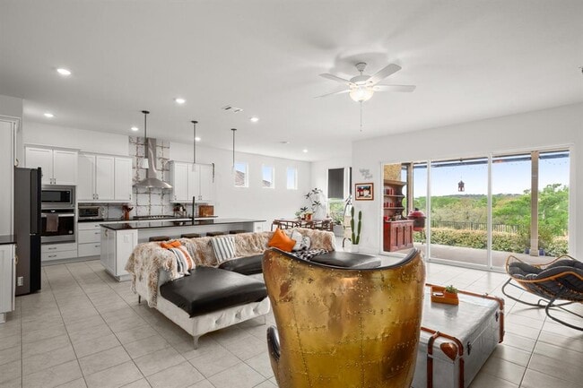 385 Barnhill Lp in Dripping Springs, TX - Building Photo - Building Photo
