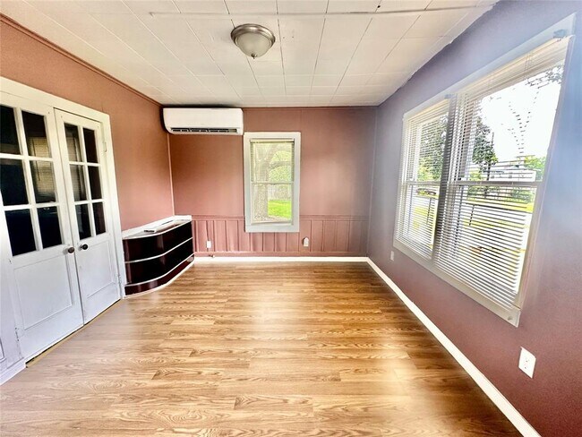 10513 Peach St photo'