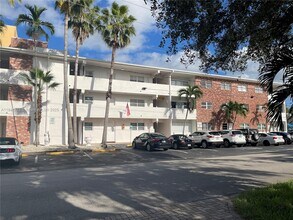 17001 NE 9th Ave in Miami, FL - Building Photo - Building Photo