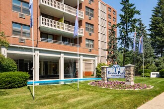 Fountain Place Apartments in Lansing, MI - Foto de edificio - Building Photo