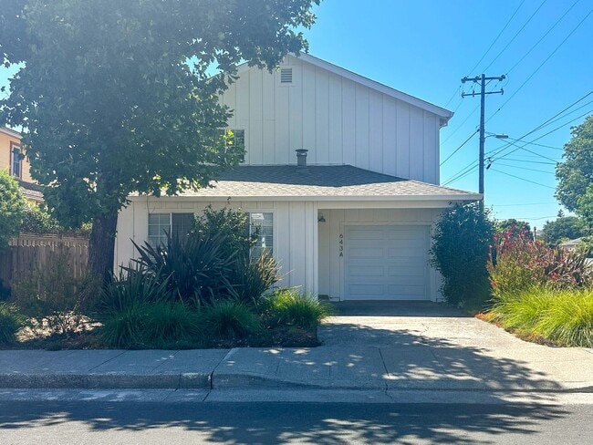 643 Brown St in Healdsburg, CA - Building Photo - Building Photo