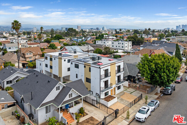 3207 W 18th St in Los Angeles, CA - Building Photo - Building Photo