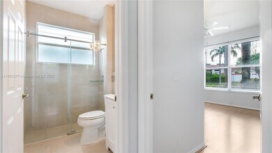 1061 Bel Aire Dr E in Pembroke Pines, FL - Foto de edificio - Building Photo