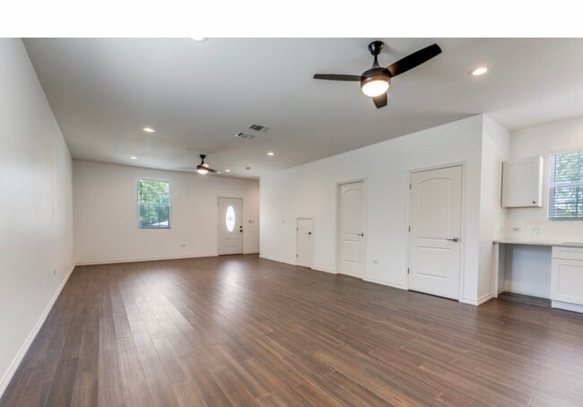 156 Pioneer Rd in San Antonio, TX - Building Photo - Building Photo