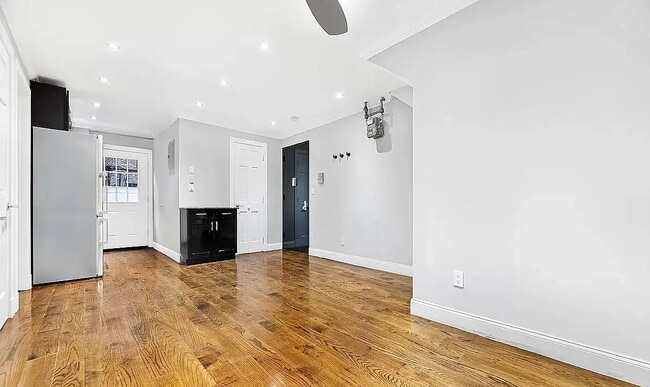 127 E 7th St, Unit 1B in New York, NY - Building Photo - Building Photo