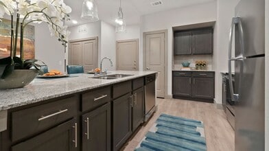 Dominion at Mercer Crossing in Farmers Branch, TX - Foto de edificio - Building Photo