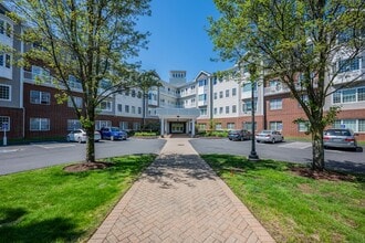 1 King Philip Dr in West Hartford, CT - Building Photo - Building Photo