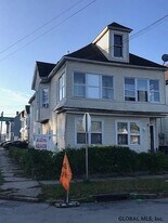 836 Maplewood Ave in Schenectady, NY - Building Photo