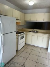 4099 Lakeside Dr in Tamarac, FL - Foto de edificio - Building Photo