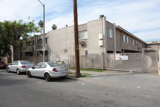Kittridge Glen Apartments in Van Nuys, CA - Foto de edificio - Building Photo