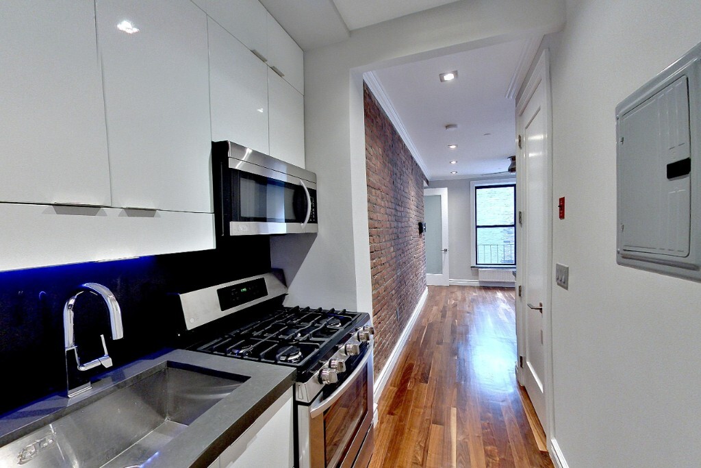 202 E 13th St, Unit 4H in New York, NY - Building Photo