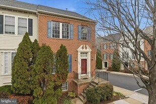 901 Harrison Cir in Alexandria, VA - Building Photo