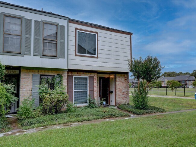 6330 Creekbend Dr in Houston, TX - Building Photo - Building Photo
