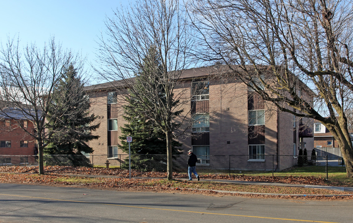 61 Hall St in Oshawa, ON - Building Photo