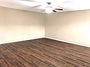 8176 Halbert Dr in North Charleston, SC - Building Photo - Building Photo