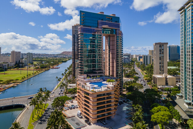 Waikiki Landmark Apartments in Honolulu, HI - Building Photo - Building Photo