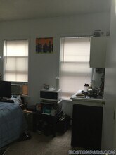 28 S Huntington Ave, Unit 302 in Boston, MA - Building Photo - Building Photo