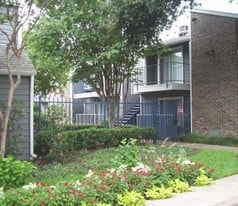 Waterford at Bellmar in Dallas, TX - Building Photo