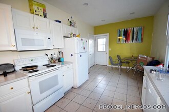 81 Gibbs St, Unit 3 in Brookline, MA - Building Photo - Building Photo