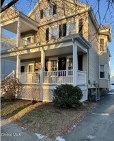 4 Woodrow Ct in Troy, NY - Building Photo