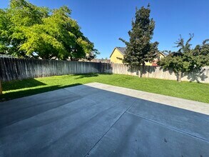 2000 Diamond Head Way in West Richland, WA - Building Photo - Building Photo
